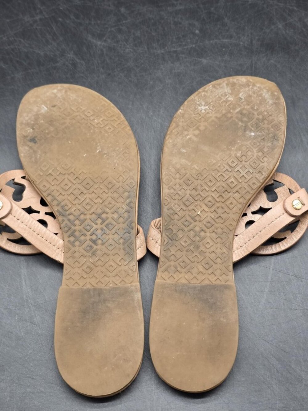 Tory Burch Sandals Womens Size 9 40 Miller Beige Logo Thong Damage Stains Shoes - Picture 7 of 10